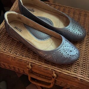 EARTH Royale Blue Perforated Leather Ballet Flats.  Ladies size 9
